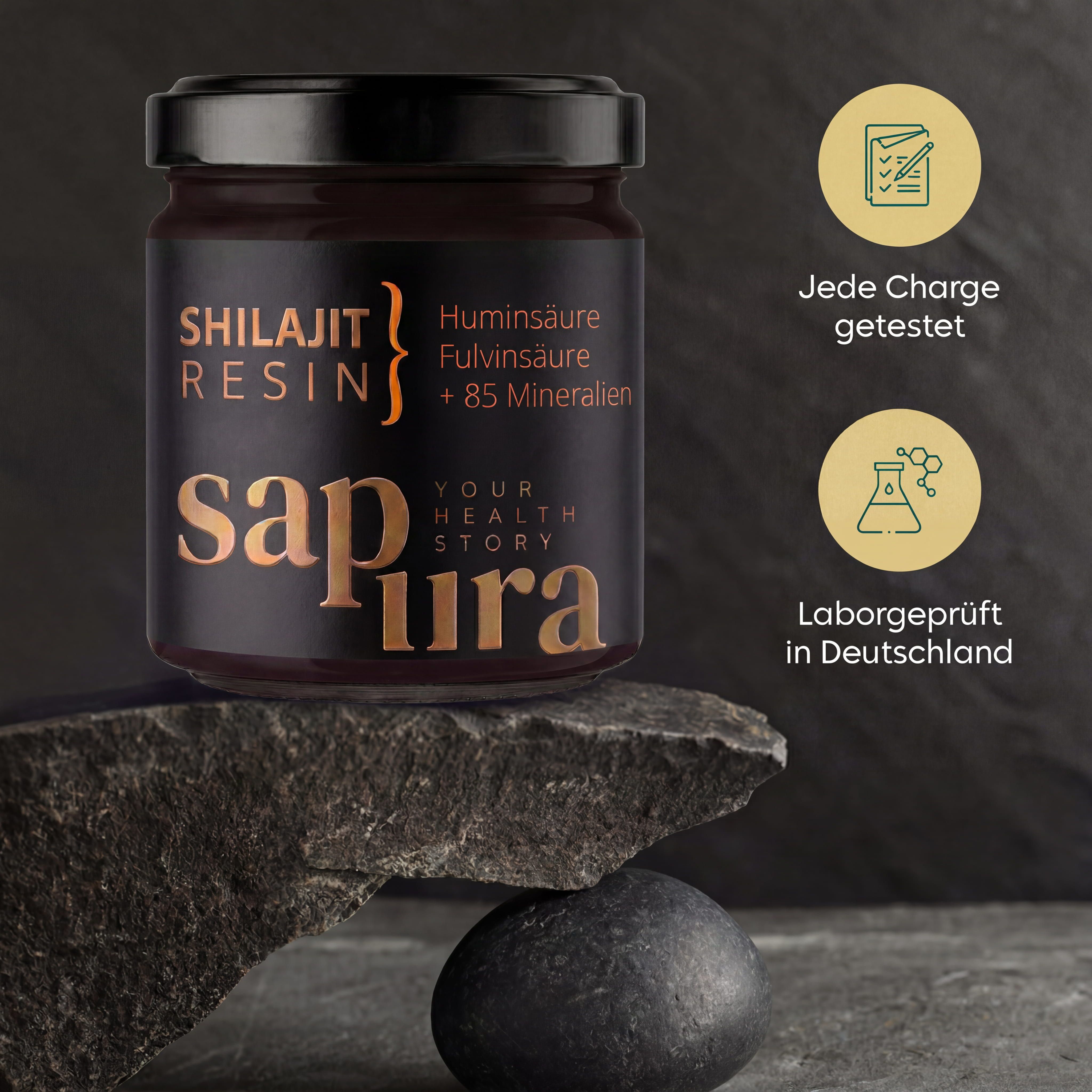 Shilajit Resin en bocal sur pierre, avec icônes pour 'Chaque lot testé' et 'Testé en laboratoire'.