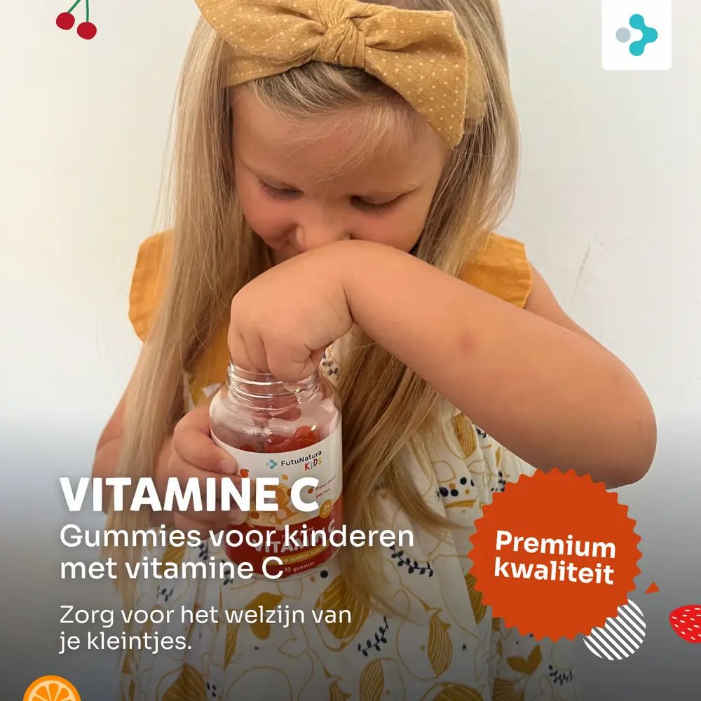 Kind opent een flesje vitamine C gummies. Op de fles: logo, "Gummies voor kinderen met vitamine C". Sticker: "Premium kwaliteit".