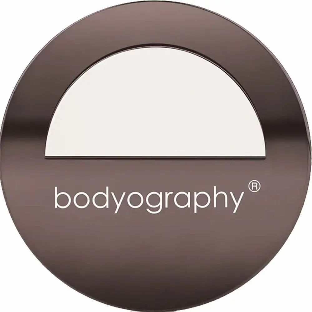 Ronde, bruine compactpoederhouder met witte poeder. Opschrift: bodyography.
