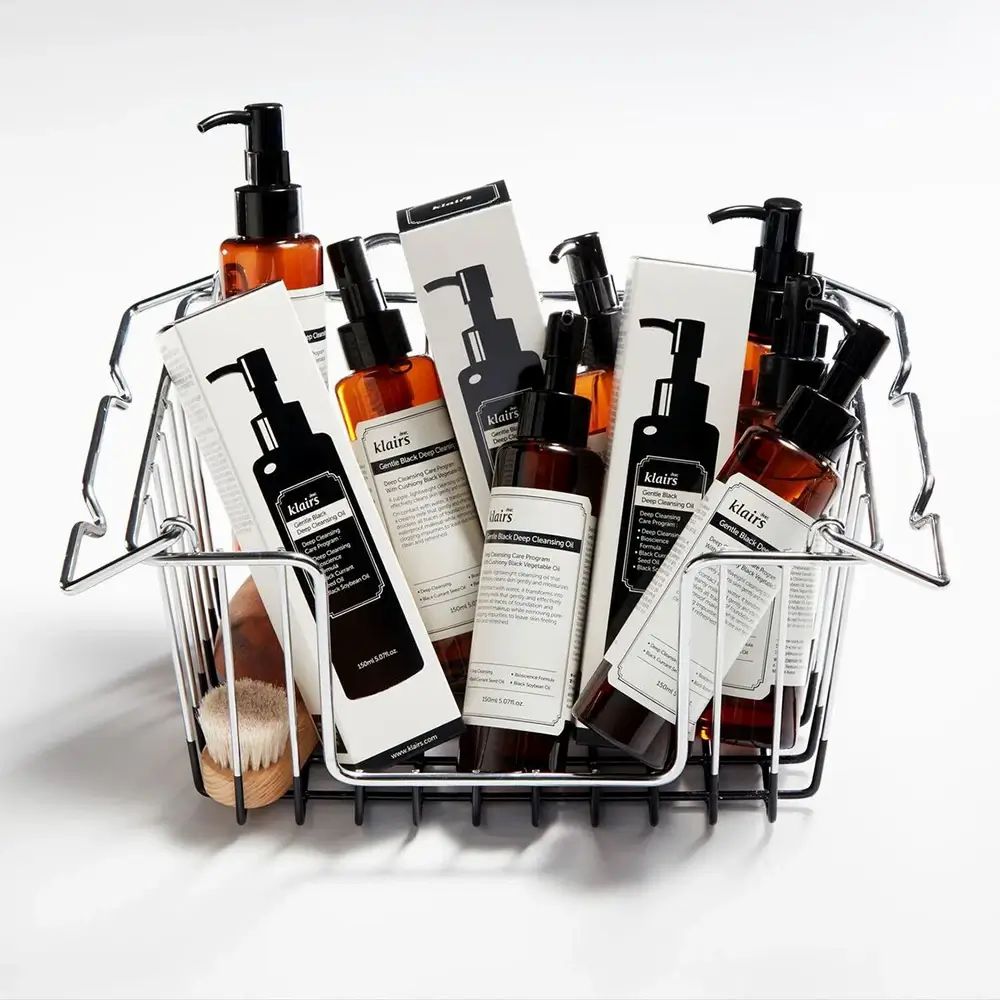 Mand met meerdere flessen en verpakkingen. Productnaam en merk zichtbaar.