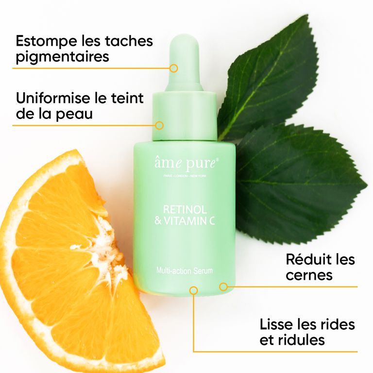 Un flacon de sérum âme pure Retinol & Vitamine C à côté d'une tranche d'orange et de feuilles.