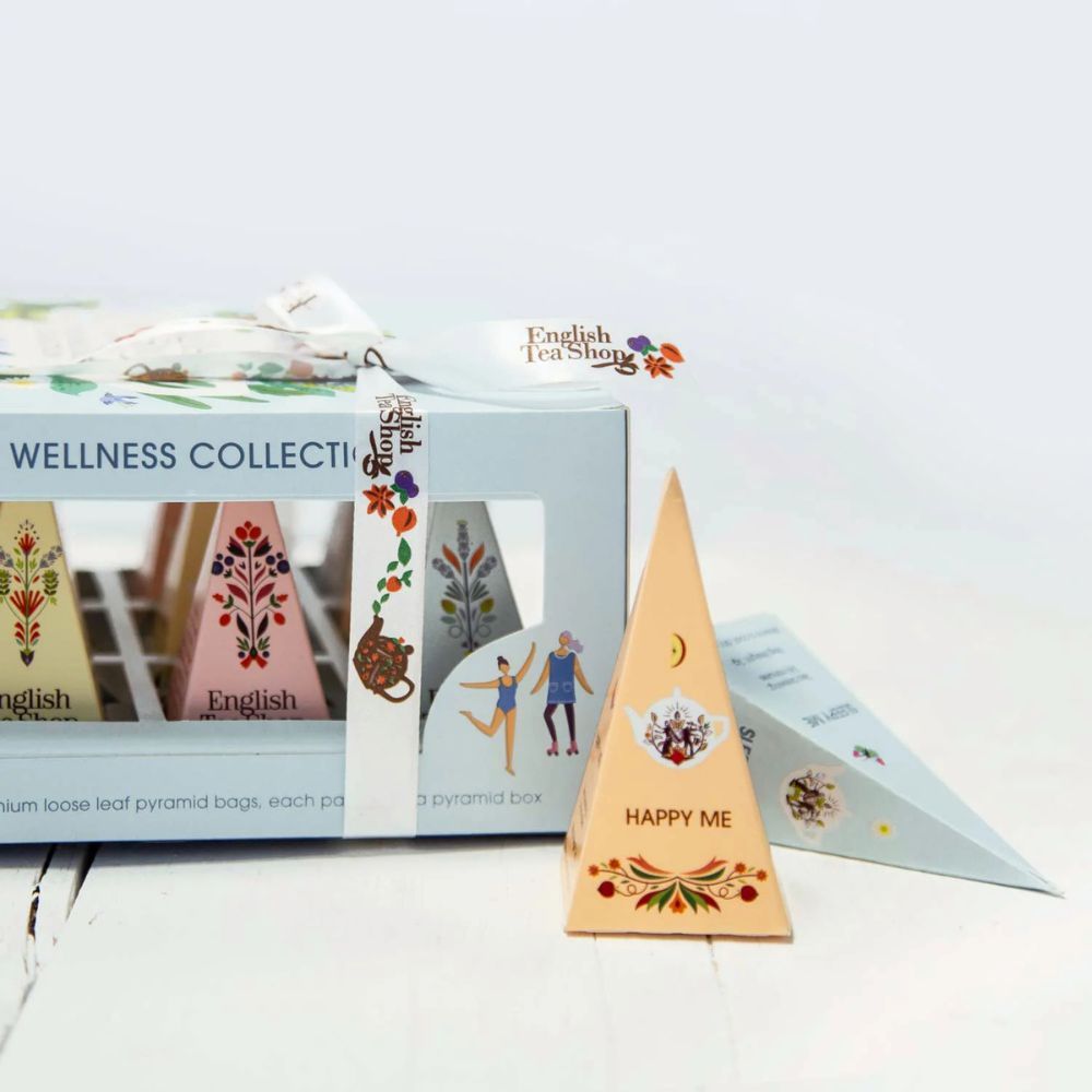 Cadeaudoos met theezakjes in piramidevormige verpakking. Opschrift: English Tea Shop Wellness Collection. Met lint.