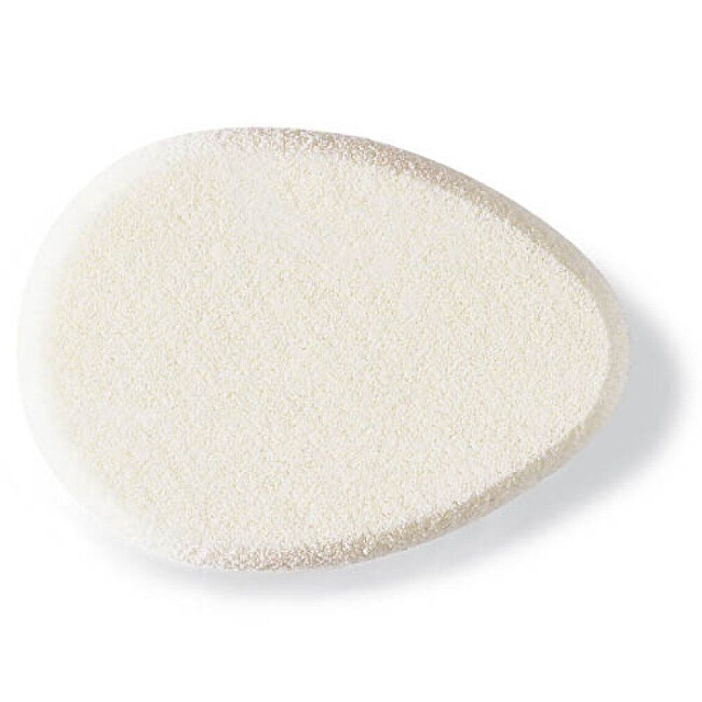 Une éponge ovale blanche à la surface fine et veloutée.