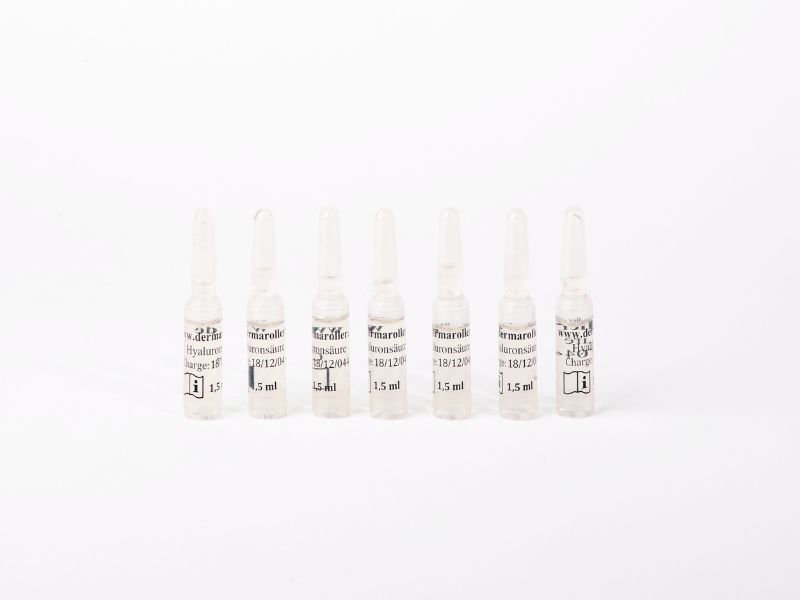 Zeven kleine glazen ampullen met hyaluronzuurserum, elk 1,5 ml.