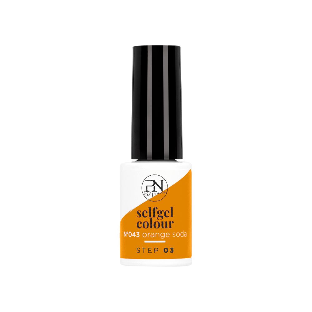 Flacon de vernis à ongles avec bouchon noir. Inscription: selfgel colour N°043 orange soda STEP 03. Étiquette blanche avec logo PN.