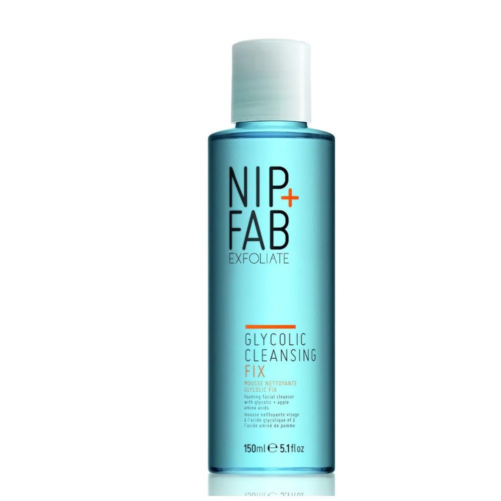 Nip+Fab Glycolic Fix Cleanser. Blauwe fles met witte dop. Productnaam en details gedrukt.