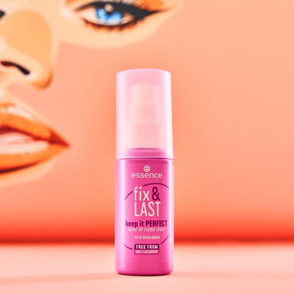 Essence Fix & Last Make-up Fixing Spray. Roze fles met spuitkop. Tekst: Keep it Perfect, met hyaluron, vrij van olie en alcohol. Achtergrond: gezicht.