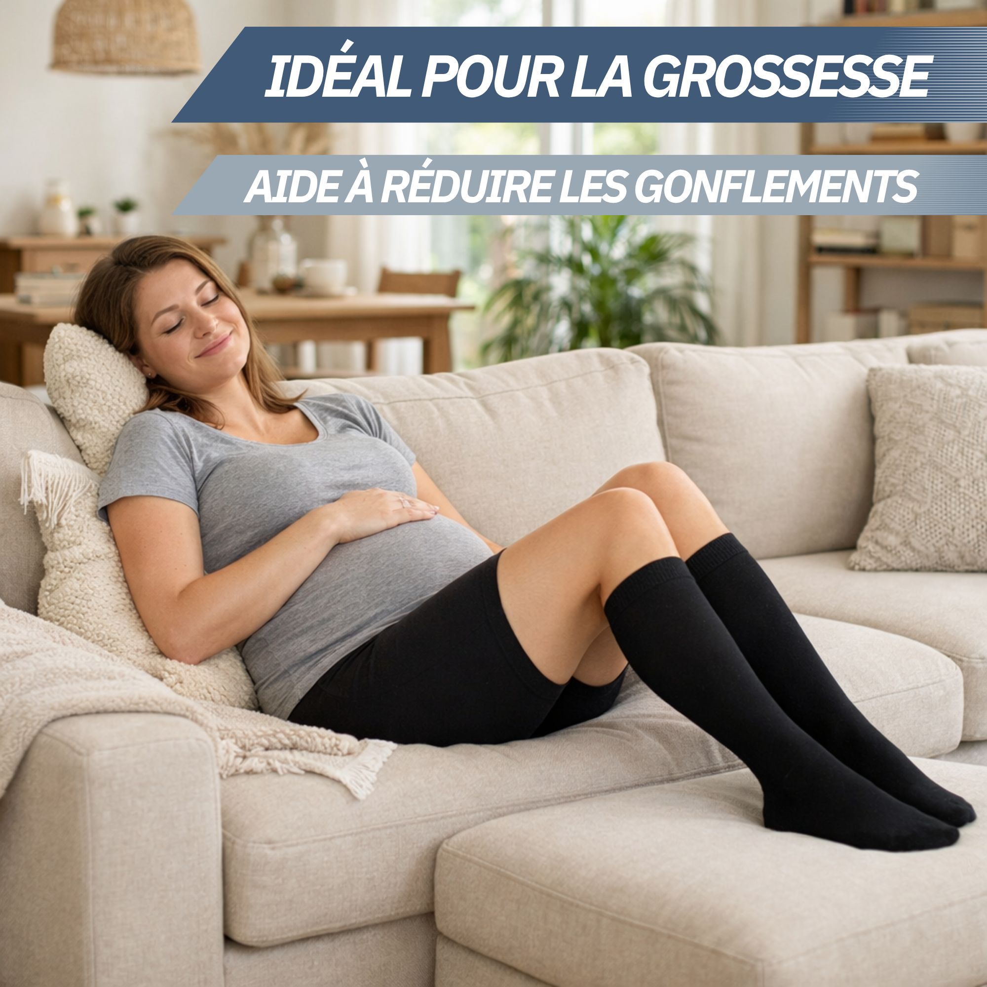 Chaussettes de compression noires pour femmes enceintes sur un canapé.