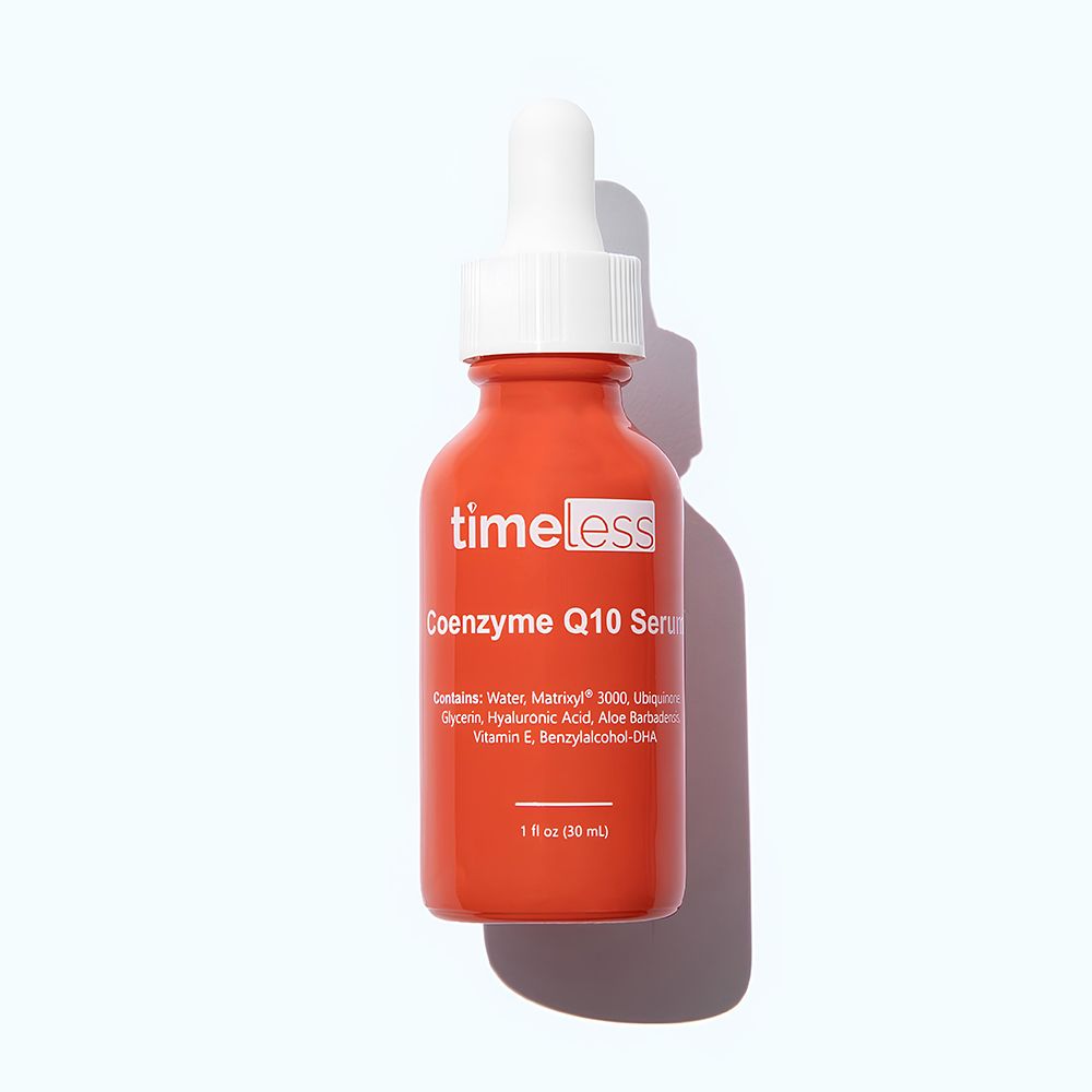 Oranje fles met witte dop en pipet. Opschrift: Timeless, Coenzyme Q10 Serum. Ingrediënten vermeld.