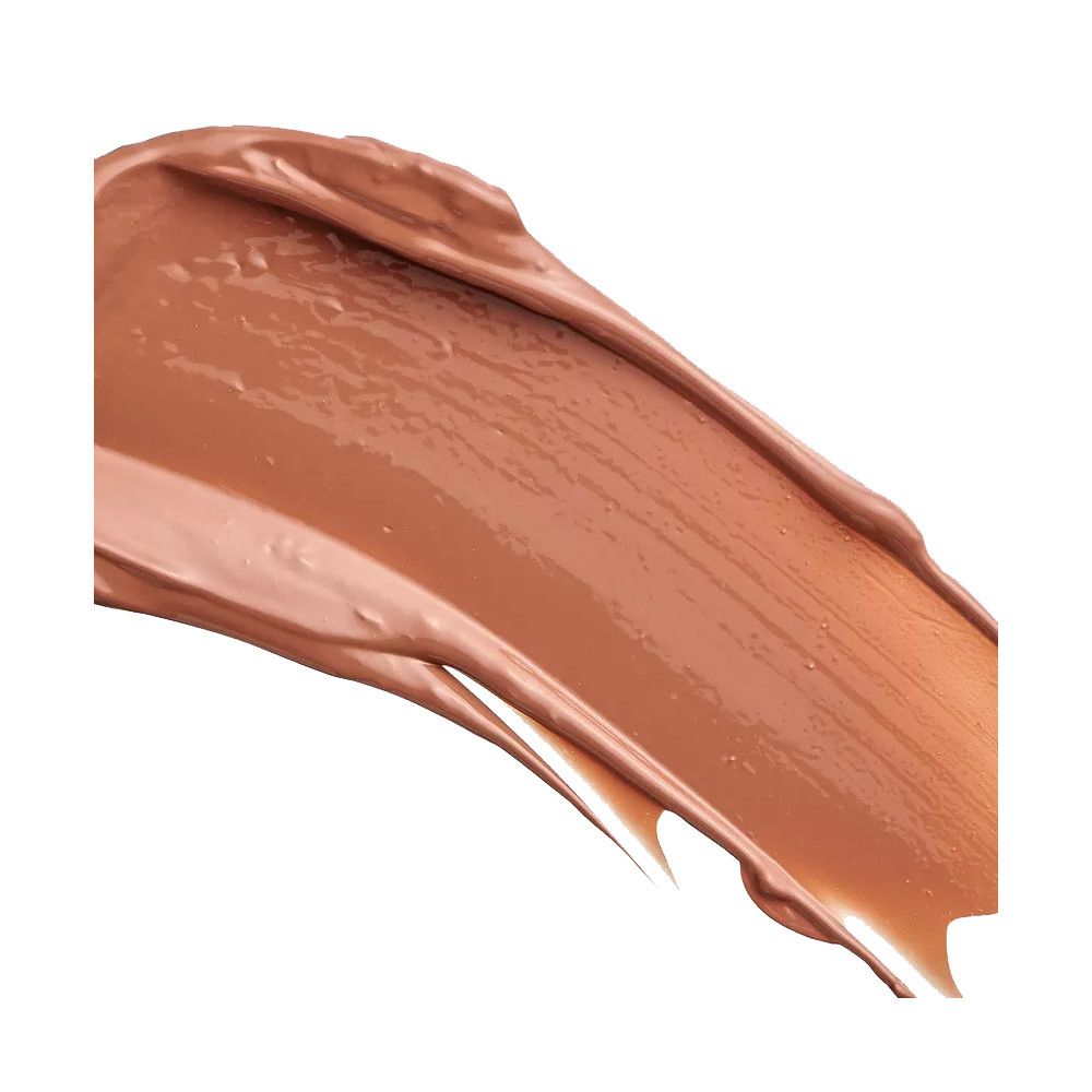 Gros plan d'un produit pour les lèvres de couleur crème. Teinte nude. Produit sur fond blanc.