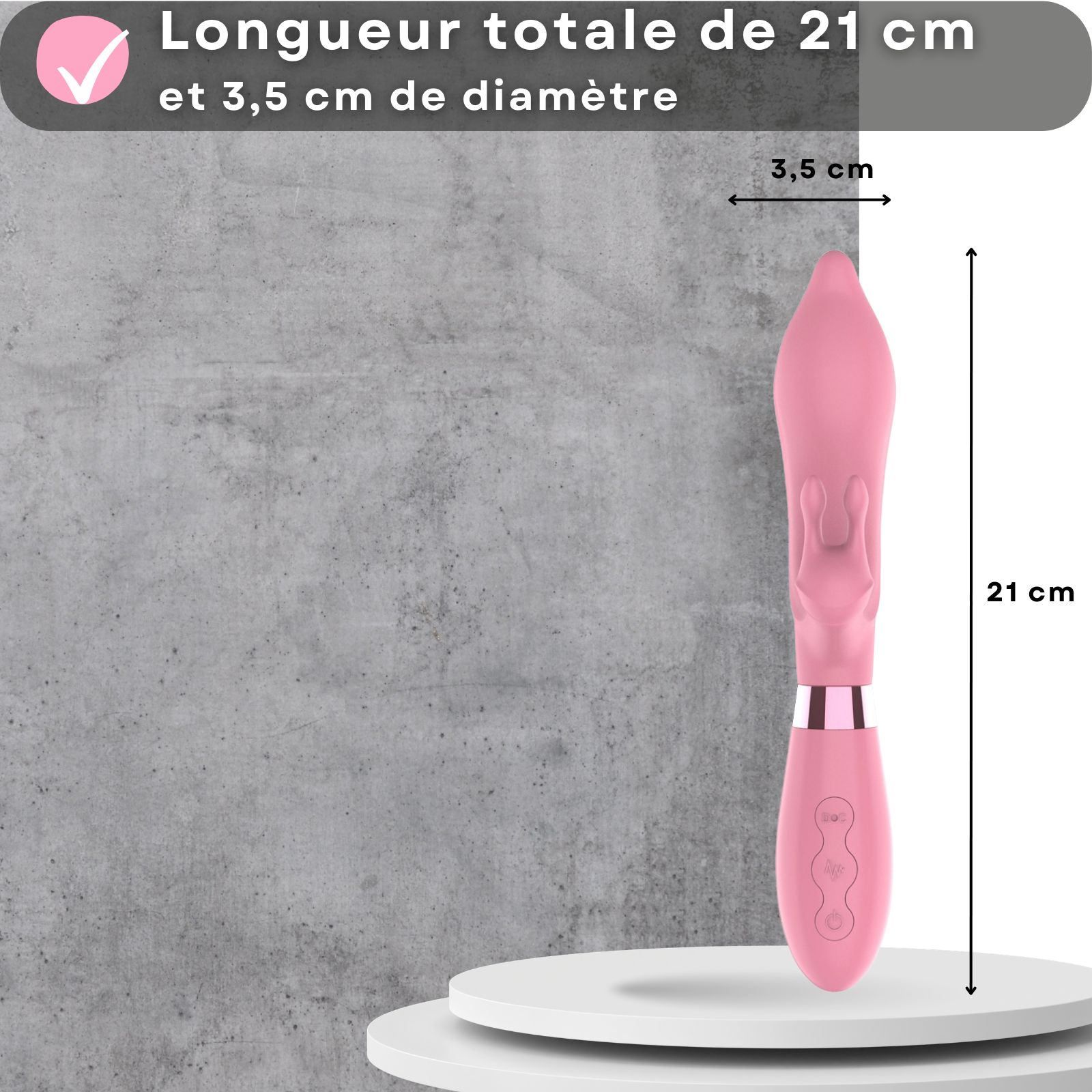 Vibrateur rose, 21cm de long, 3,5cm de diamètre. Sur socle blanc.
