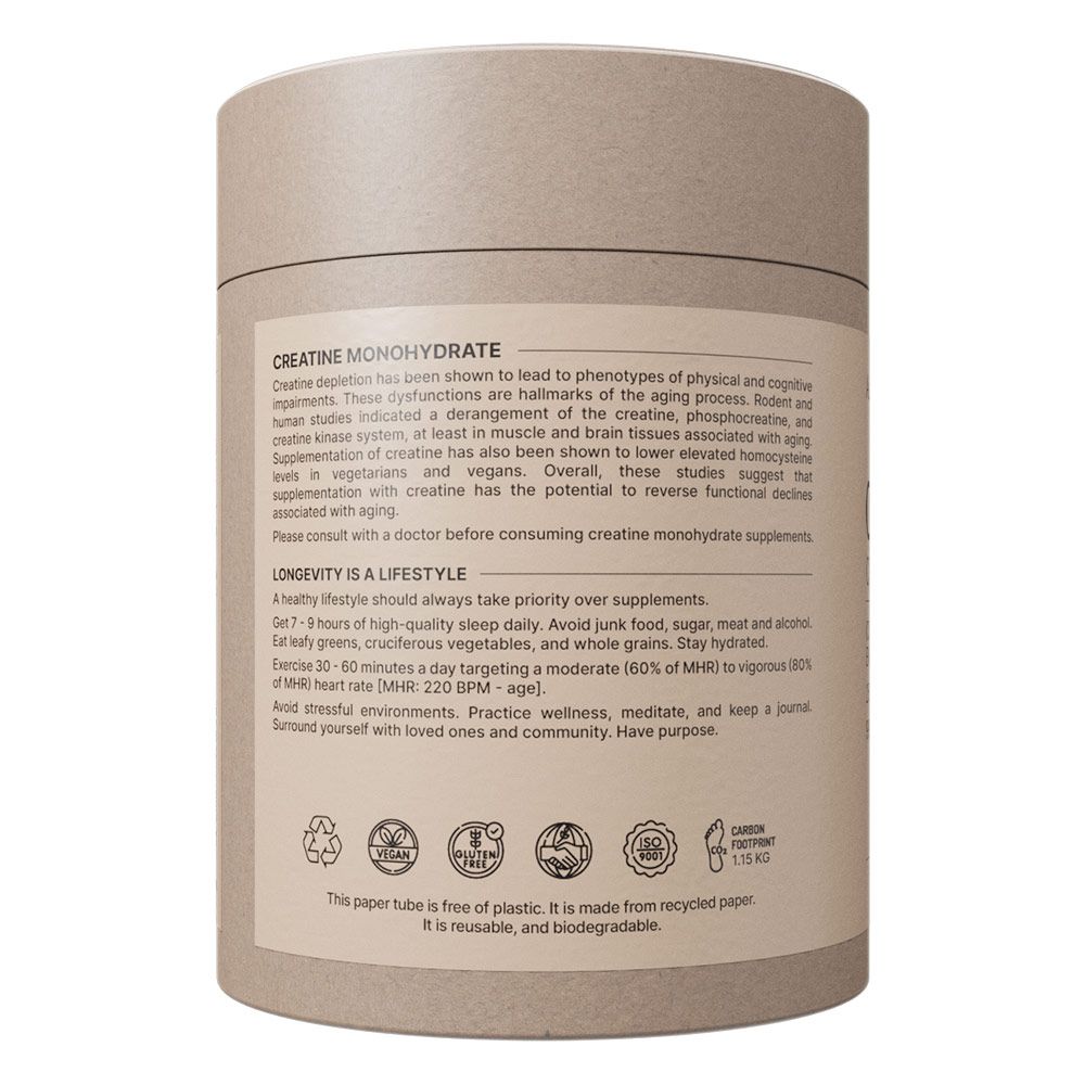 Tube de couleur crème avec étiquette indiquant 'Creatine Monohydrate' et des informations sur la longévité. Comprend des sceaux de recyclage et bio.