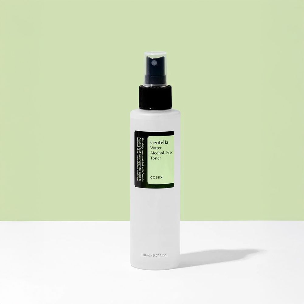 COSRX Centella Water Toner sans alcool dans un flacon pulvérisateur transparent.