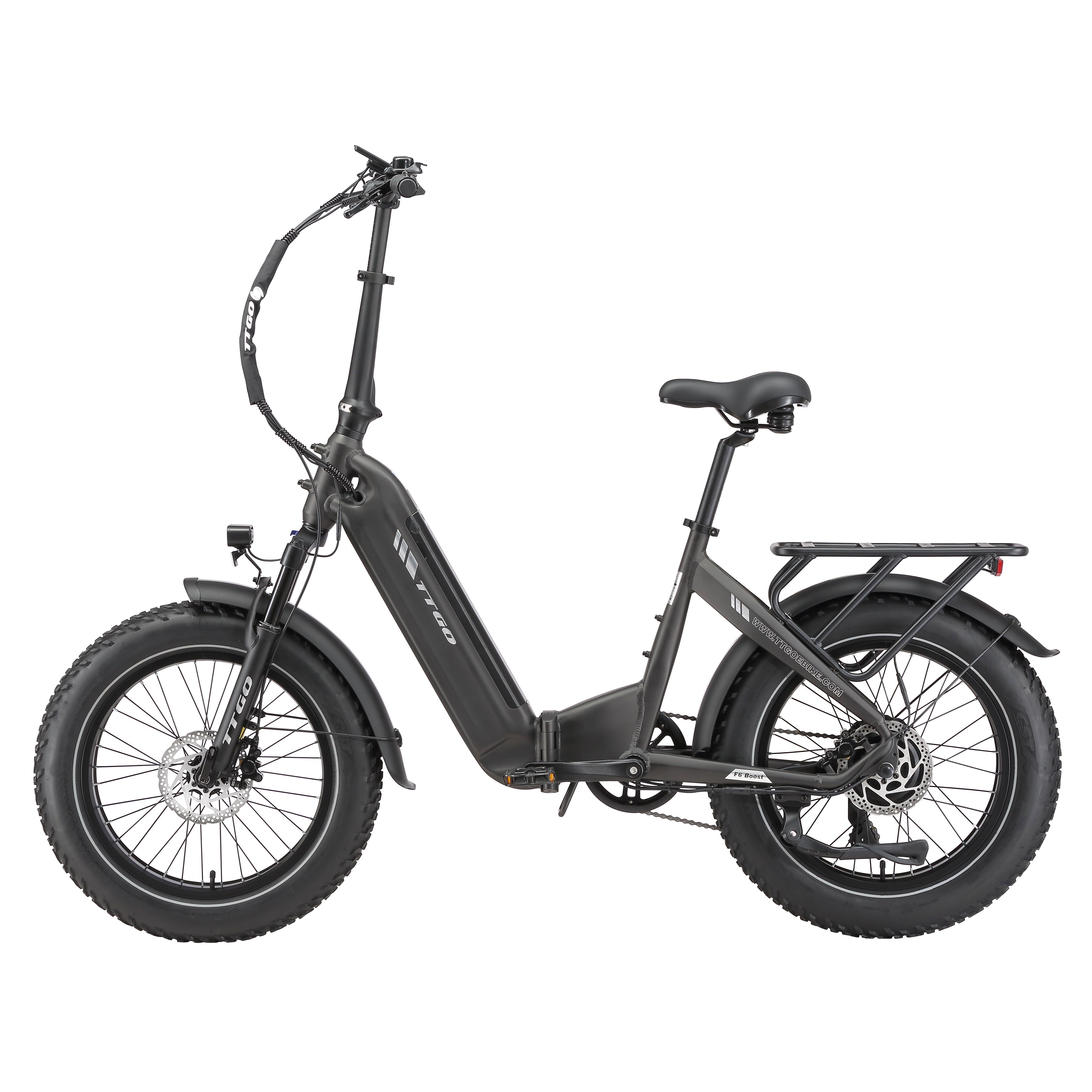 Vélo électrique pliable noir. Pneus larges, porte-bagages. Logo TTGO visible.