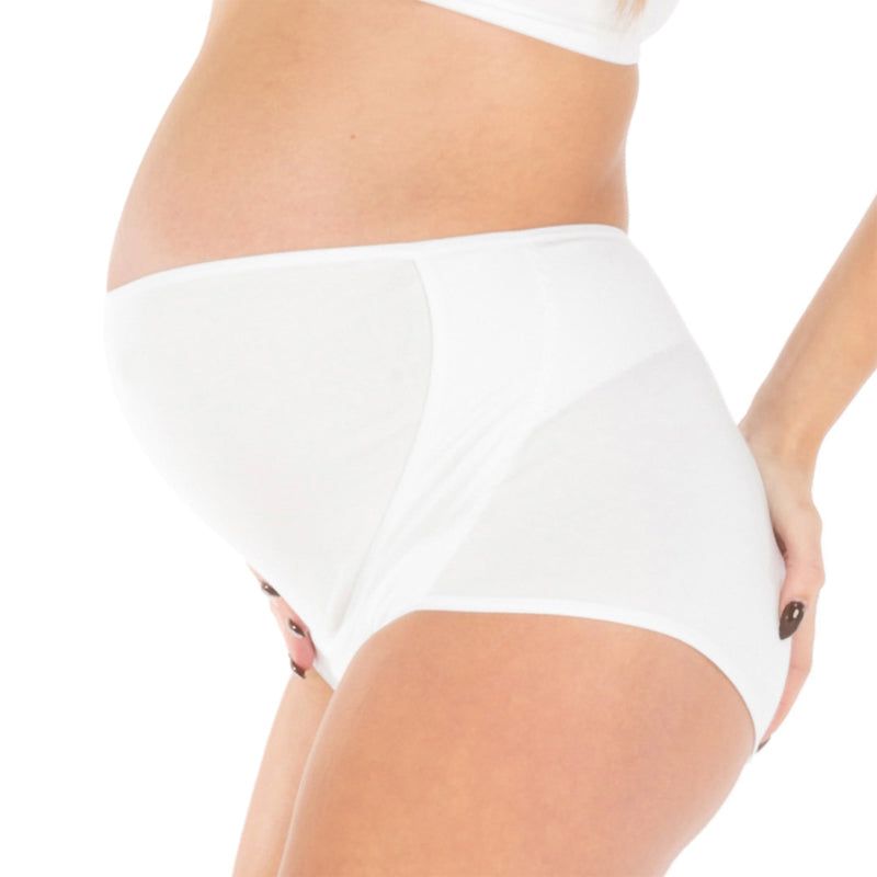 Culotte de grossesse blanche croisée. Vue latérale d'une femme enceinte. Taille haute, couvrant le ventre.