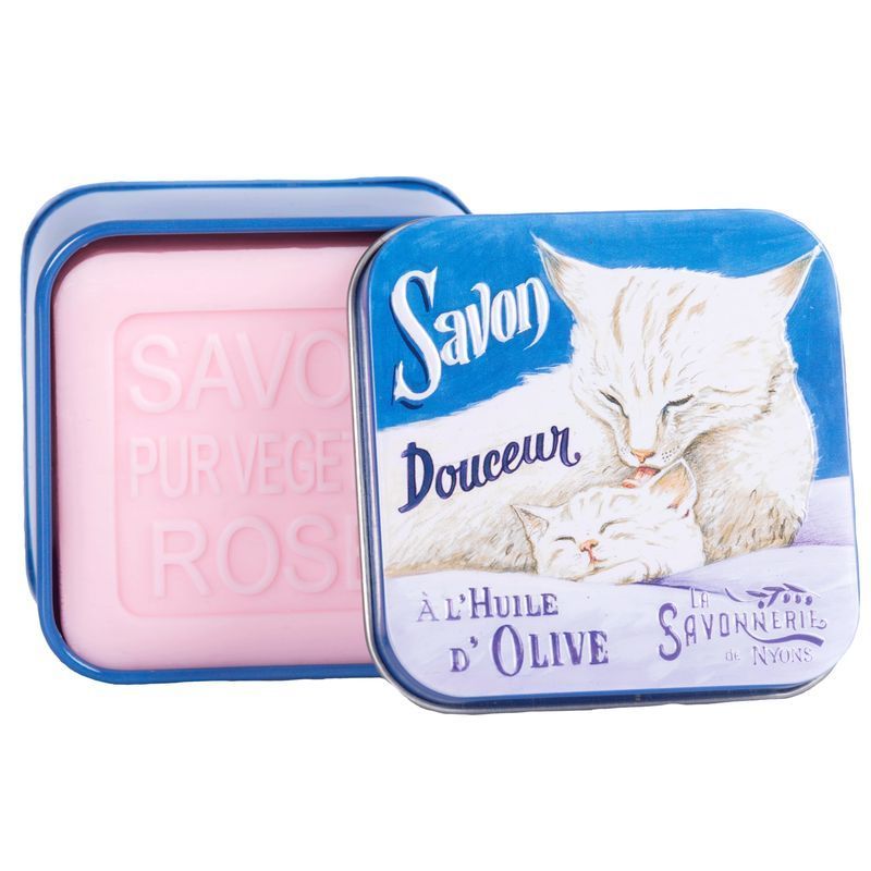 Open blauwe metalen doos met zeep. Opschrift op de doos: Savon Douceur, À l'Huile d'Olive, La Savonnerie de Nyons. Zeep roze.