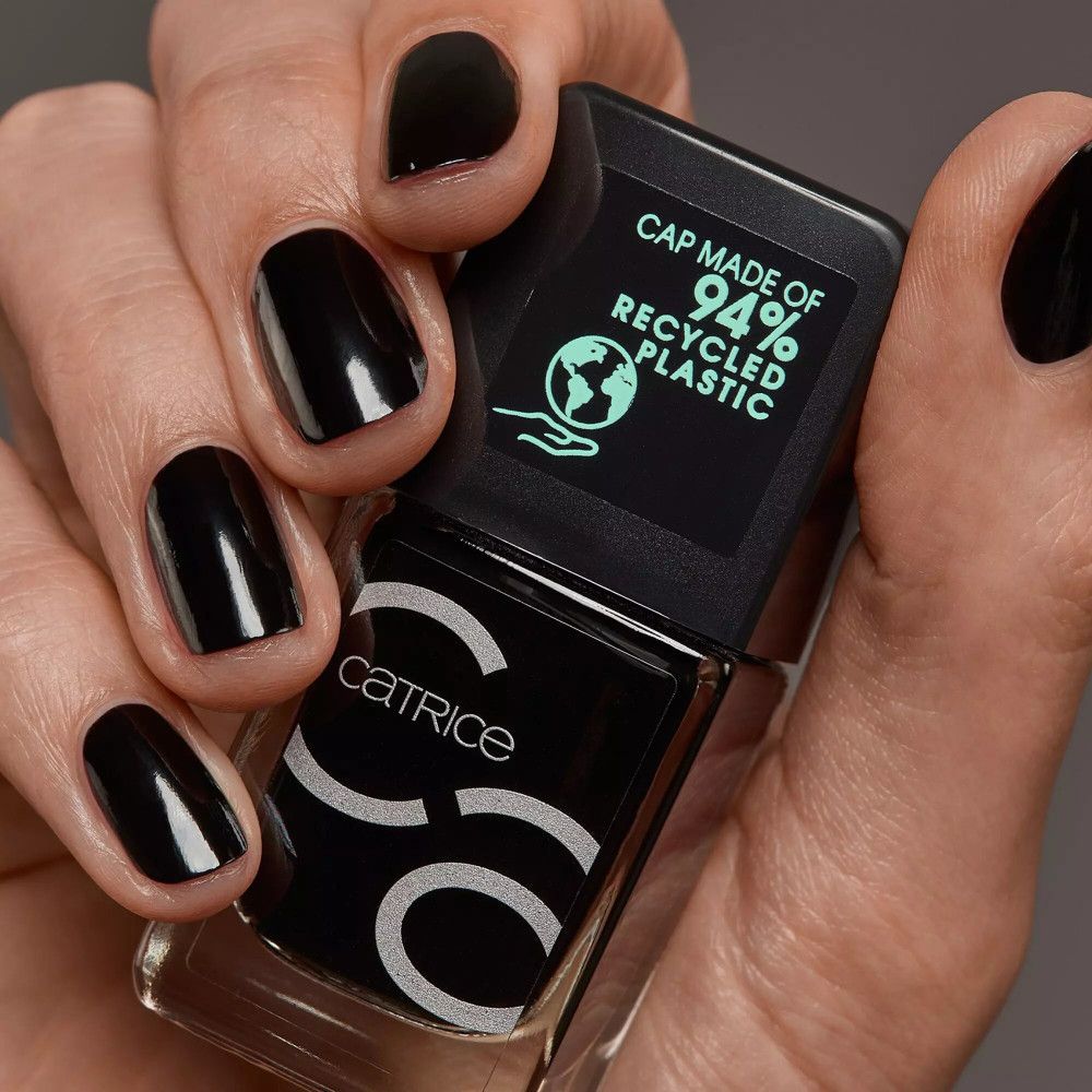 Vernis à ongles noir Catrice. Flacon avec bouchon noir, inscription "CAP MADE OF 94% RECYCLED PLASTIC".