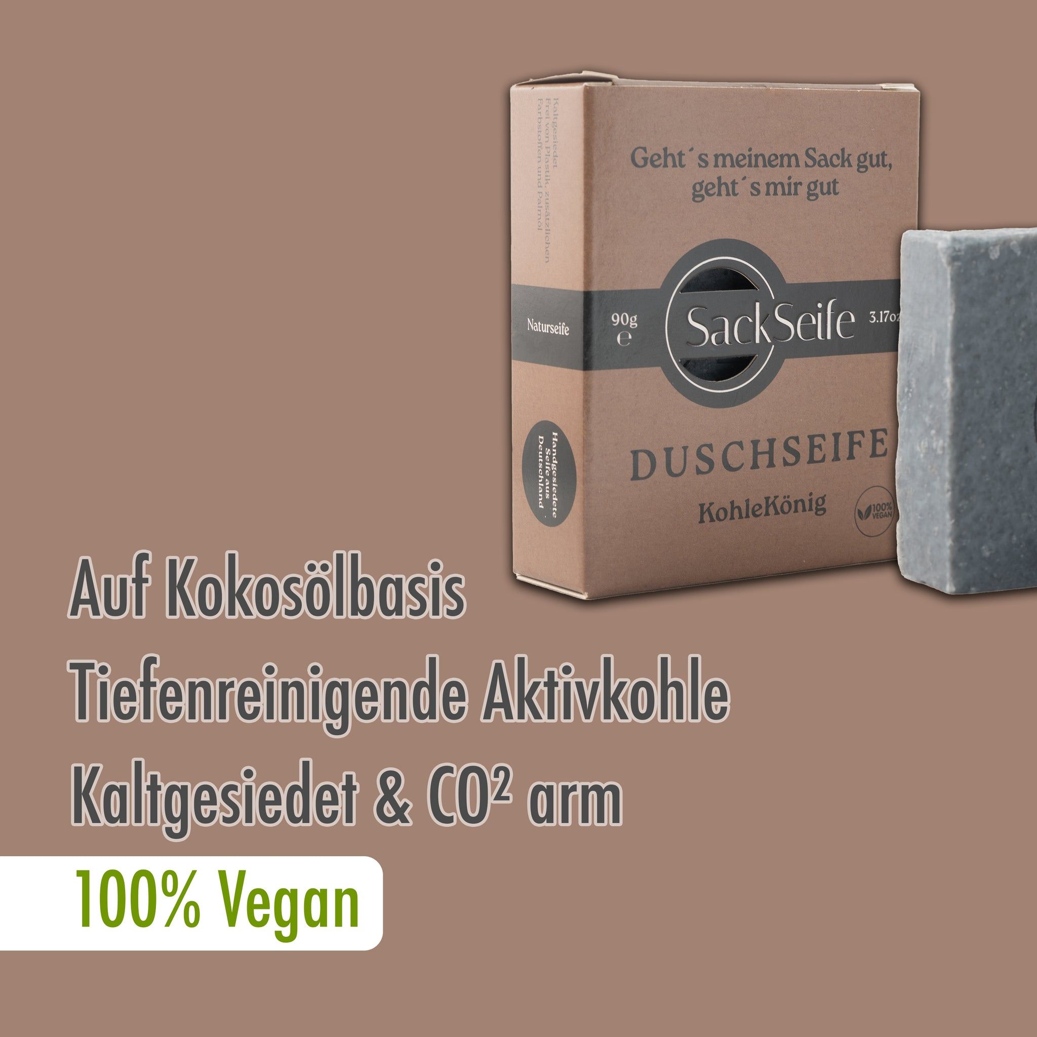 Product en verpakking. Doos met productnaam en tekst. Tekst: Op basis van kokosolie, diep reinigende actieve kool, koud gezeept & CO2 arm, 100% vegan.