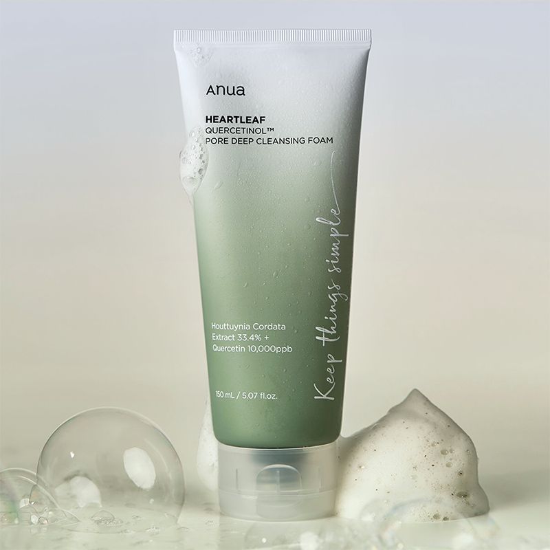 Tube met schuim en bellen. Productnaam: Heartleaf Quercetinol Pore Deep Cleansing Foam. Groen-witte kleurstelling. Tekst: Keep things simple.