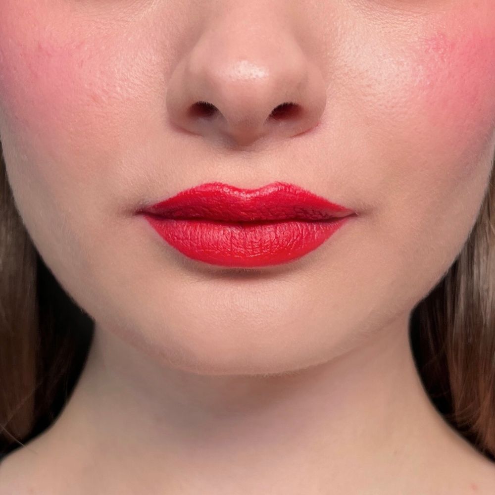 Close-up van lippen met rode lippenstift. Huid met blush. Product: ALL TIGERS.
