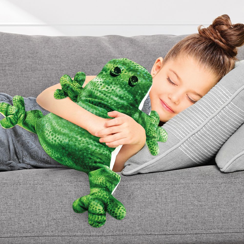Enfant étreignant un Knuffel Verzwaringsknuffel vert sur un canapé. L'enfant dort. Verzwaringsknuffel en forme de lézard.