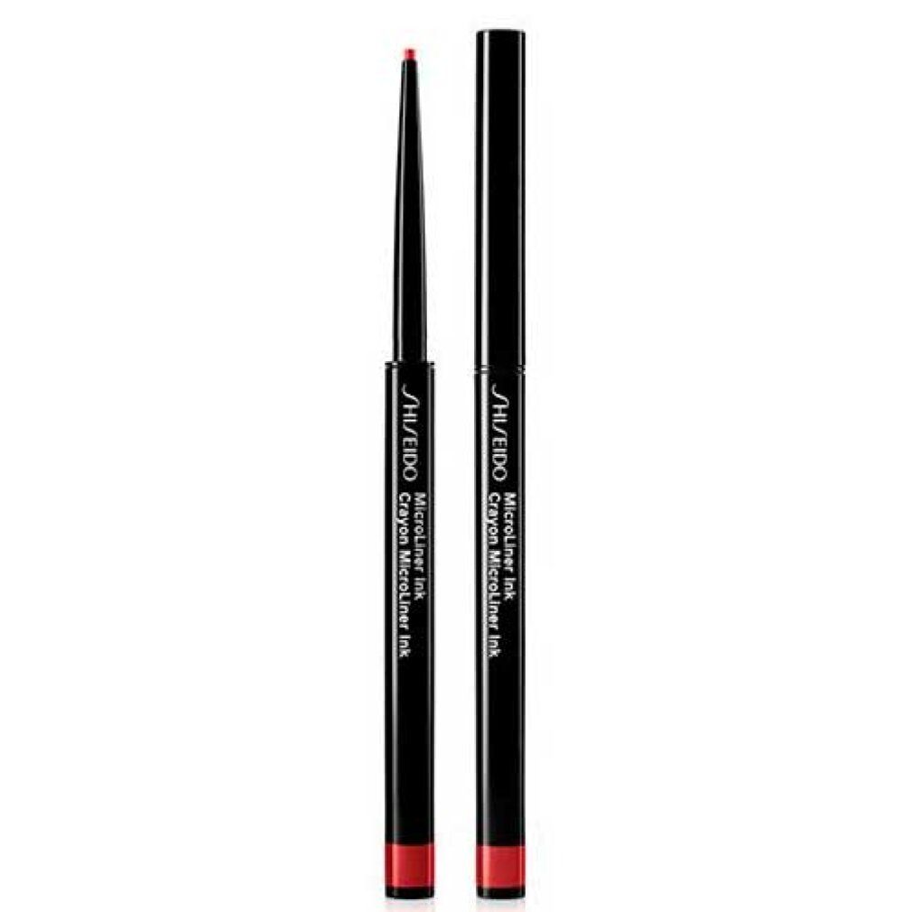 Zwarte eyeliner-stift met rode punt. Productnaam en merk zichtbaar: Shiseido MicroLiner Ink Crayon.