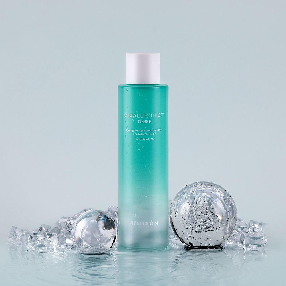 Groene fles met witte dop. Opschrift: Cicaluronic Toner. Merk Mizon.