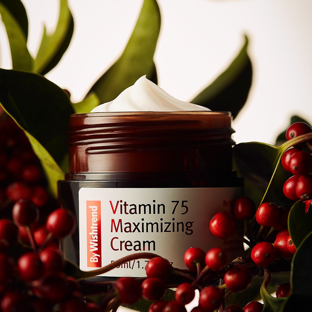 Crèmepot omringd door rode bessen en bladeren. Opschrift: Vitamin 75 Maximizing Cream. 50ml/1.76fl.oz. Crème zichtbaar.
