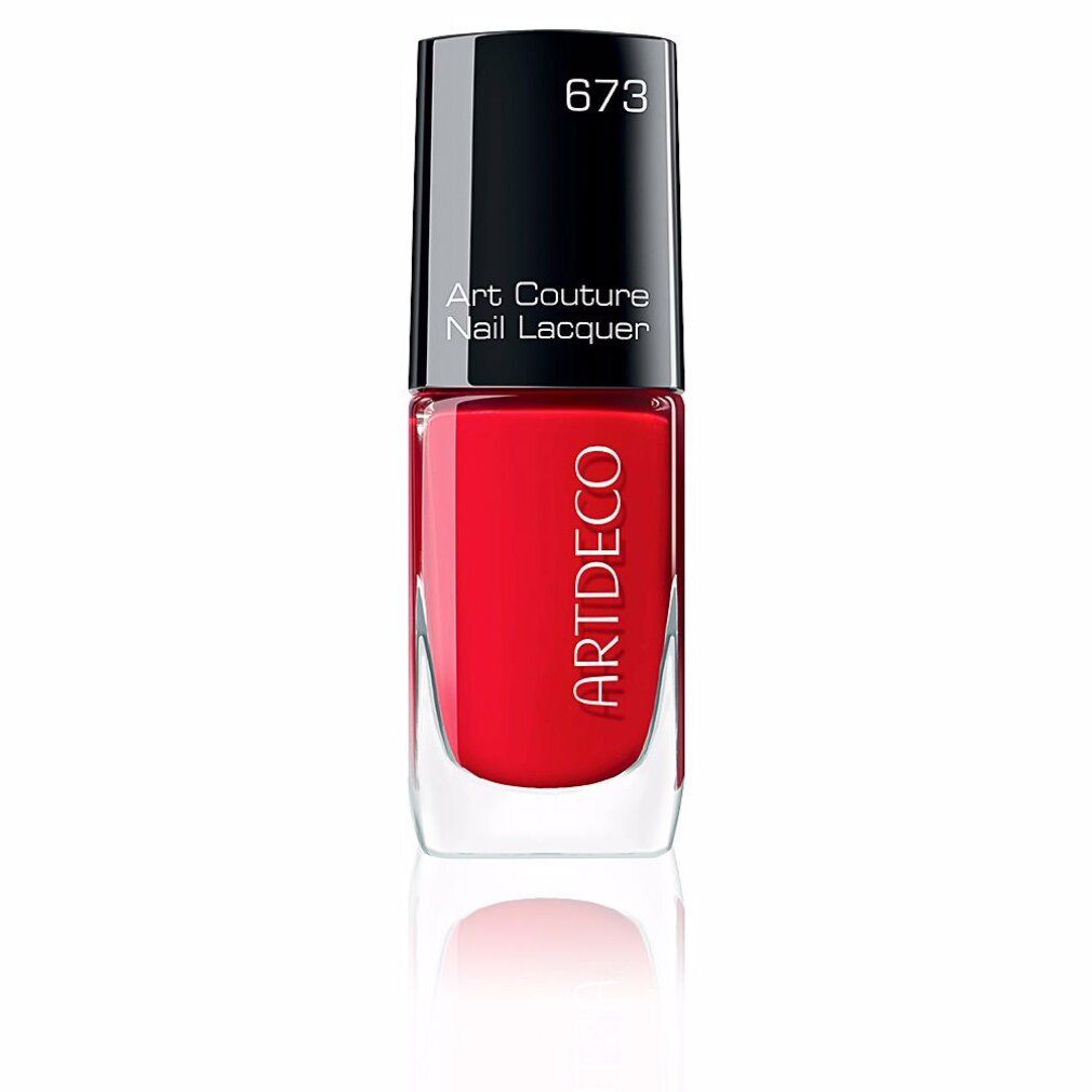 Rode Artdeco Art Couture nagellak, nummer 673. Zwarte dop, transparante fles. Productnaam en merk zichtbaar.