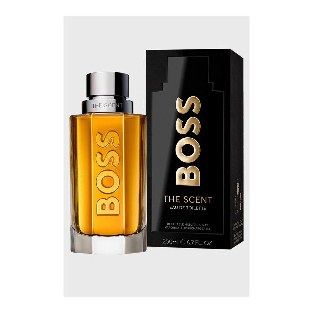 Flesje en zwarte verpakking. Opschrift BOSS en THE SCENT. Goudkleurige vloeistof in glas.