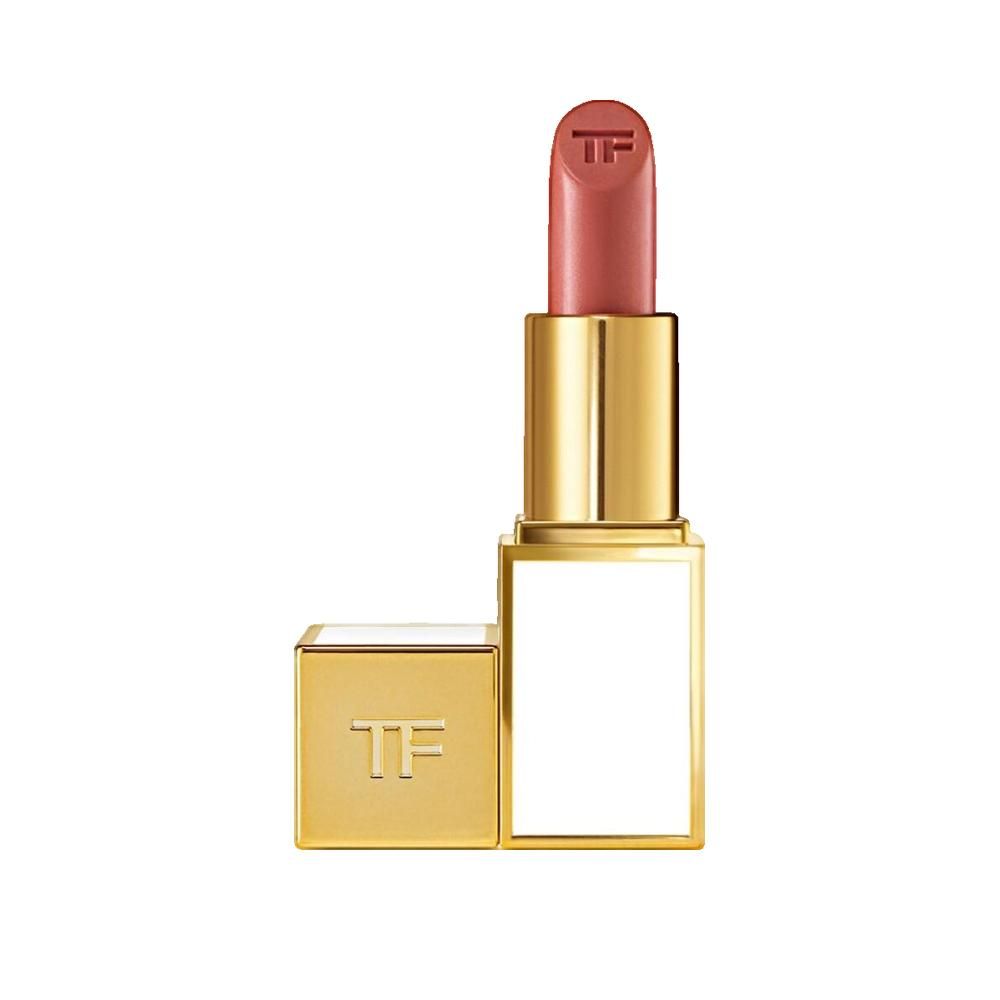 Rouge à lèvres rose clair dans un étui doré. Le logo "TF" est gravé sur le capuchon. Le rouge à lèvres est partiellement sorti.