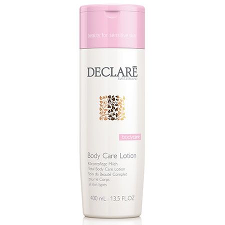 Flacon de lait corporel. Blanc, bouchon rose. Texte: DECLARÉ, Body Care Lotion, 400 ml.