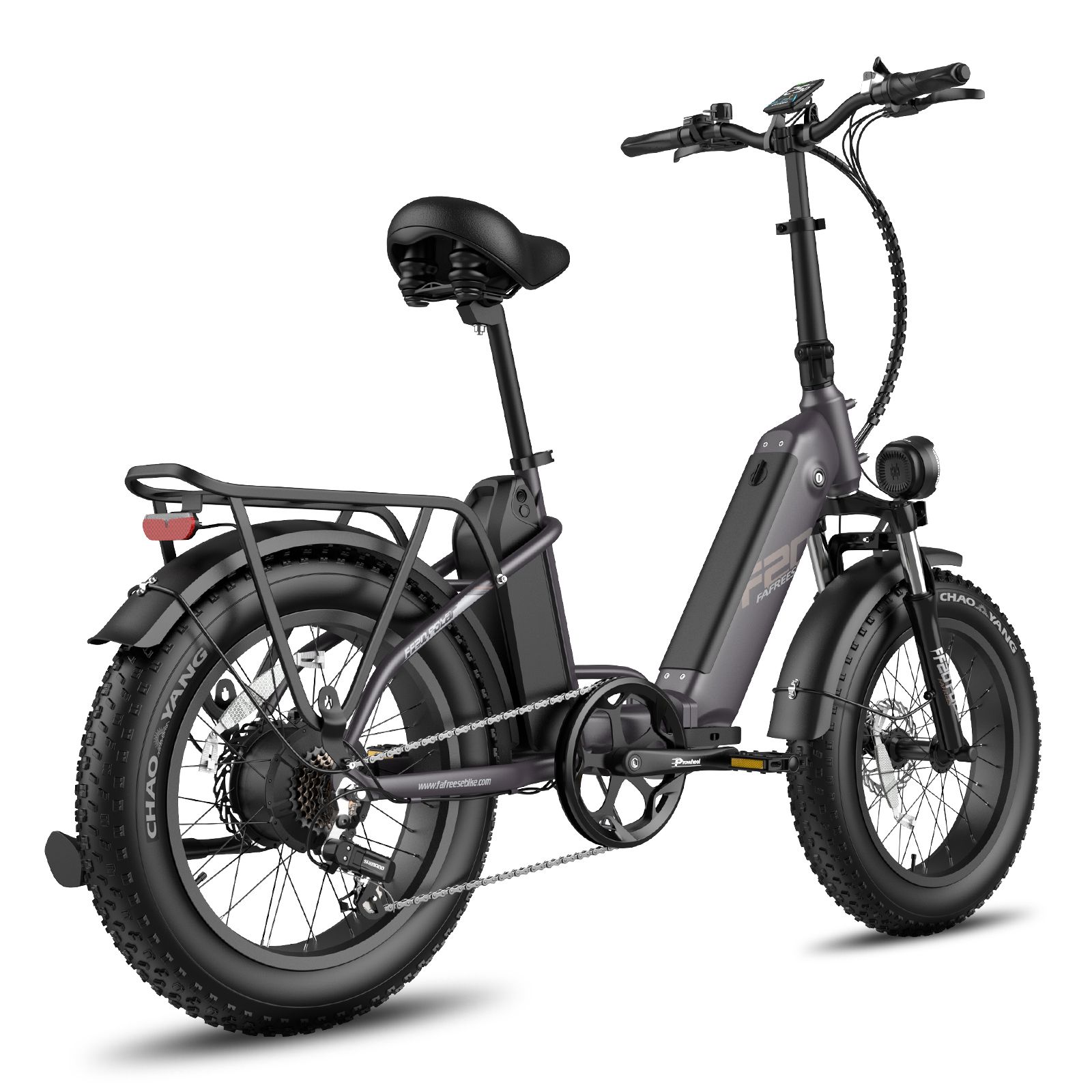 Grijze opvouwbare e-bike met brede banden, bagagerek en achterlicht. Accu op frame.