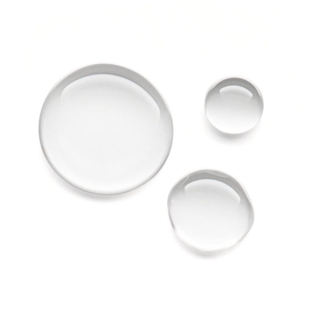 Trois gouttes rondes et transparentes sur fond blanc. Différentes tailles, légèrement bombées.
