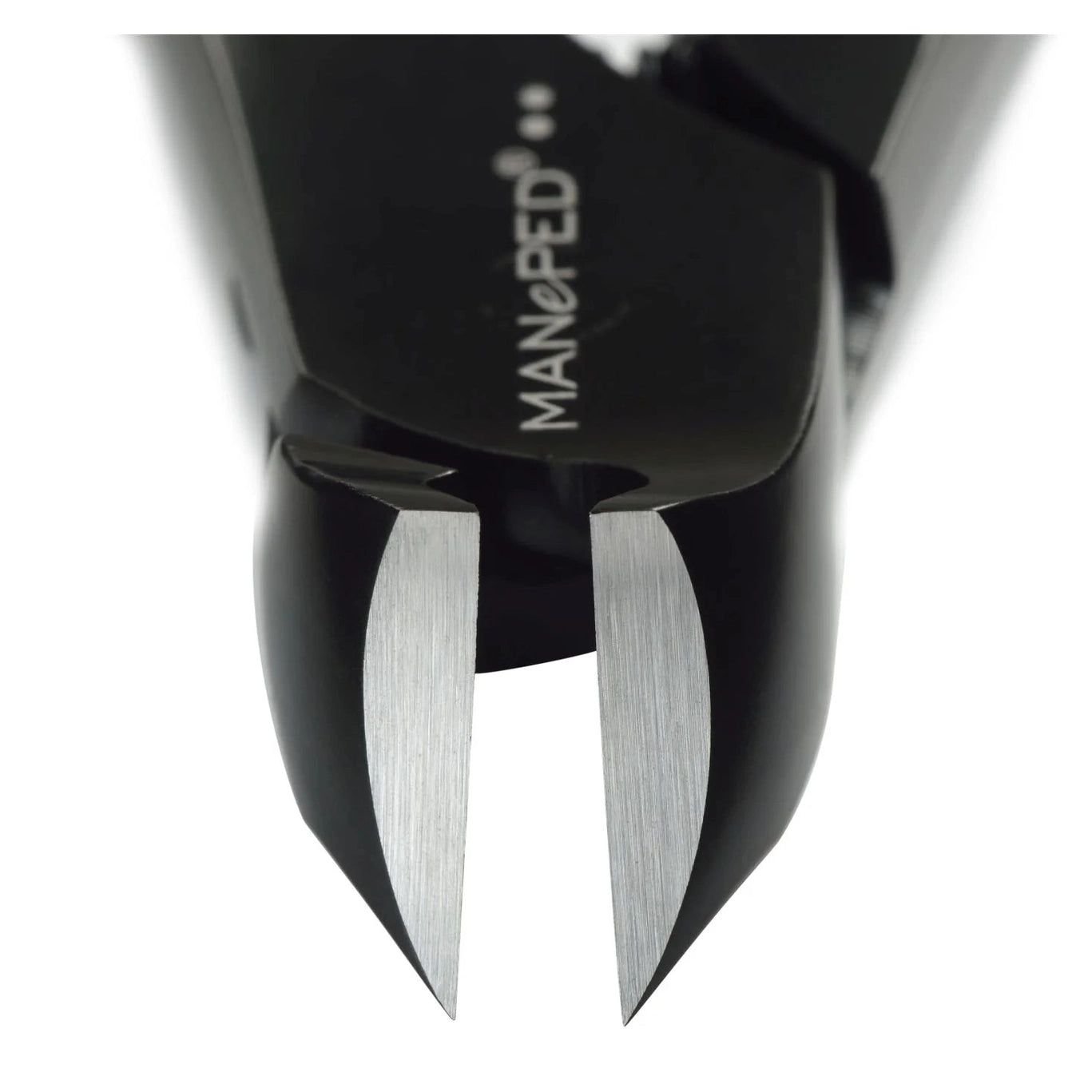 Gros plan du coupe-ongles. Visible: MANePED. Lames coupantes.