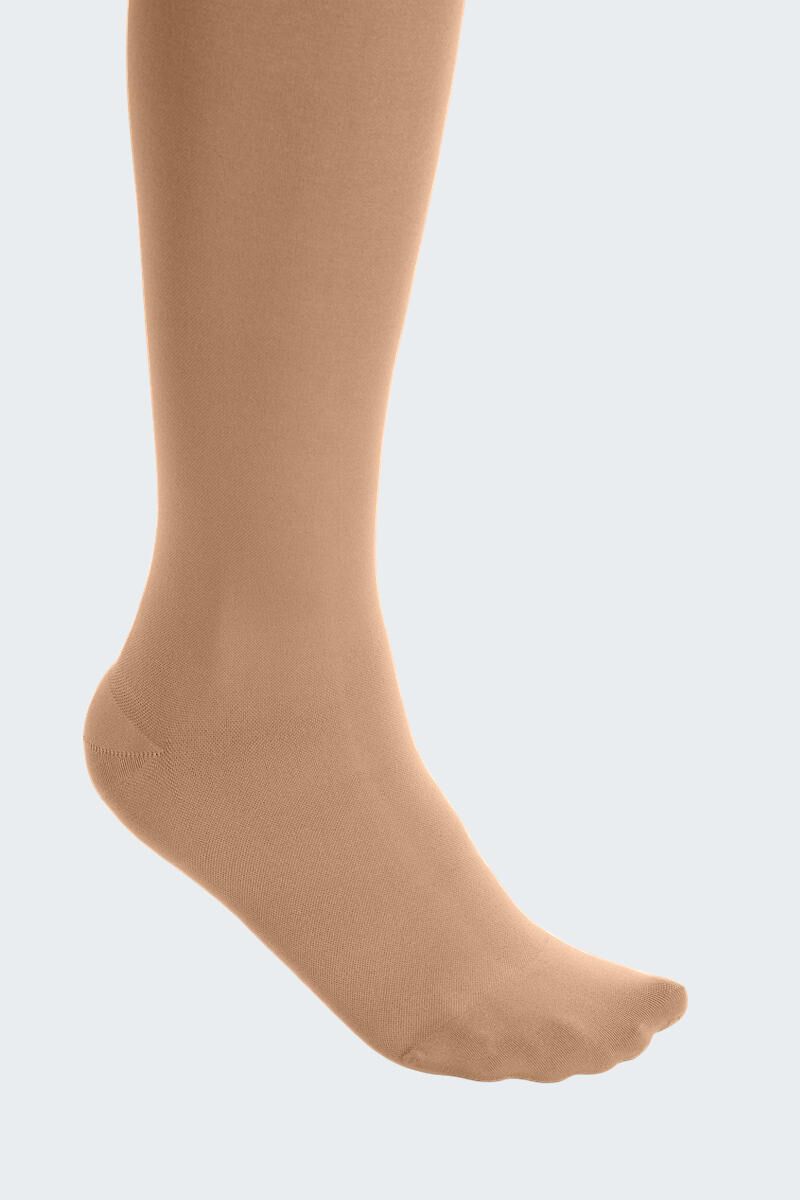 Bas de compression couleur chair, bout ouvert. Matière fine. Gros plan du pied.