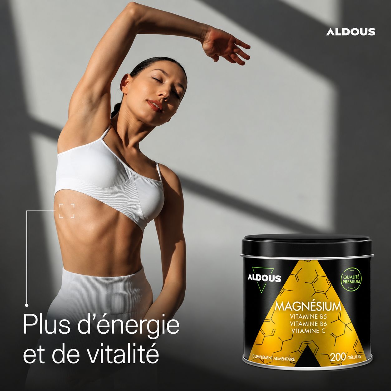 Une femme s'étire, à côté une boîte de Magnésium Aldous avec Vitamines B3, B6, C.
