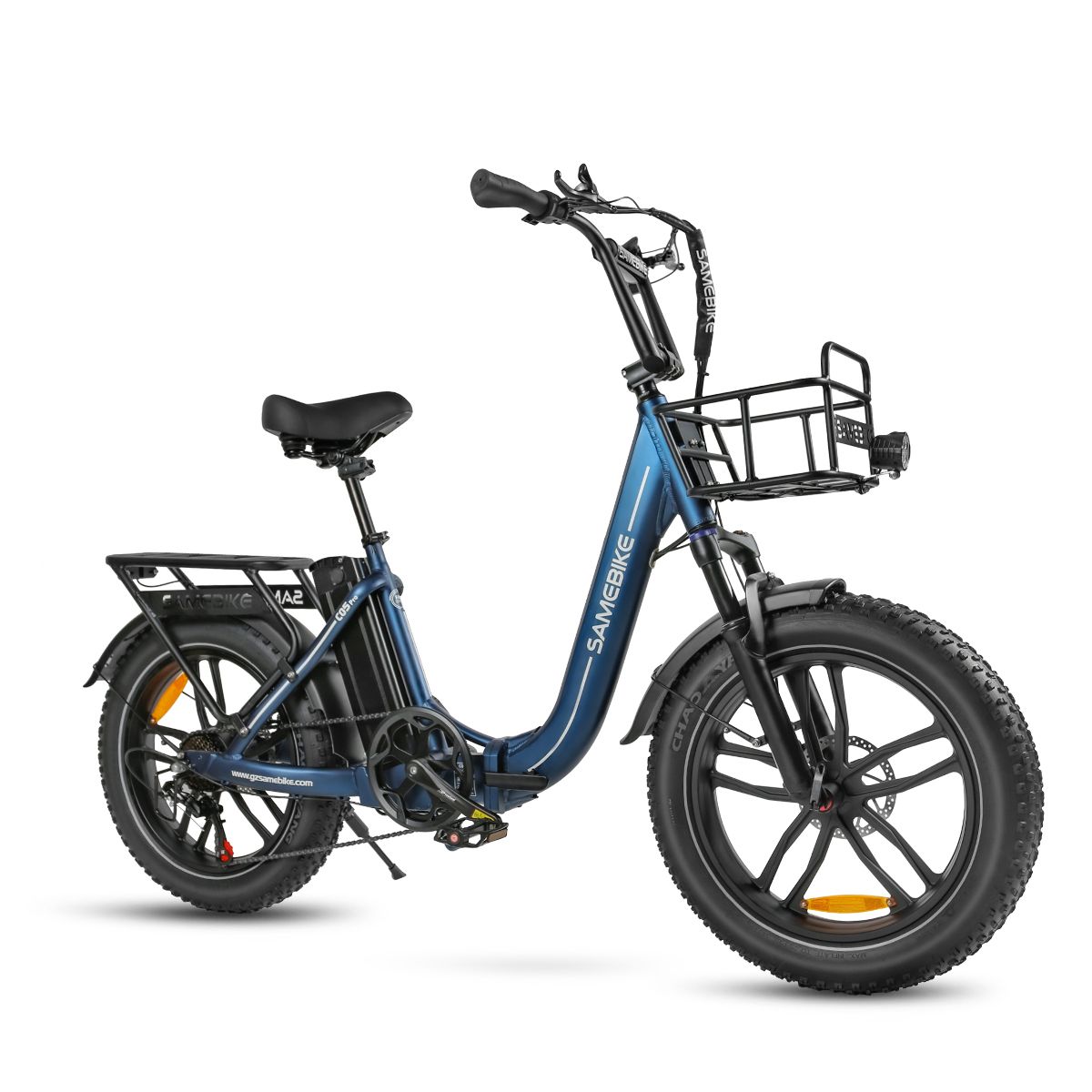 Blauwe SAMEBIKE C05 Pro e-bike. Zwarte banden, mand, bagagerek. Merk SAMEBIKE zichtbaar.
