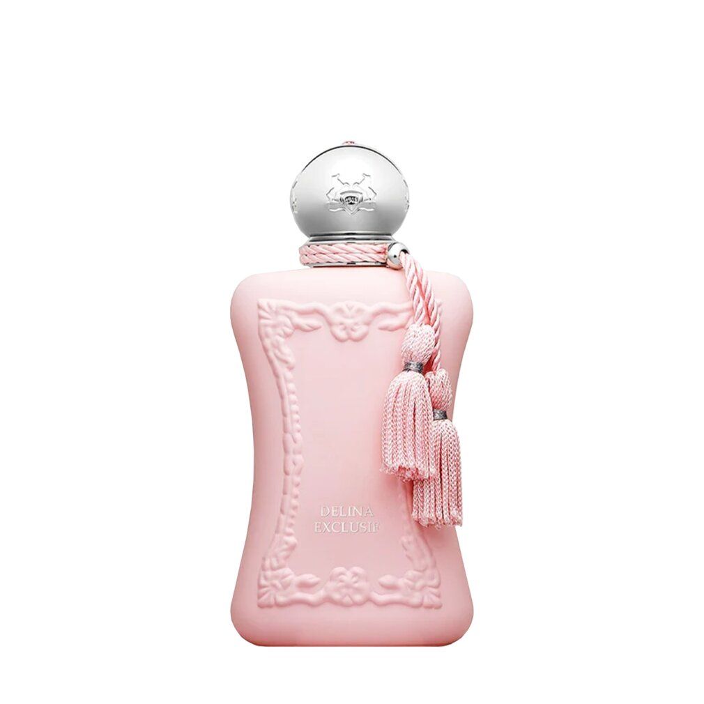 Flacon de parfum rose pâle avec motif en relief, bouchon argenté et pompons.