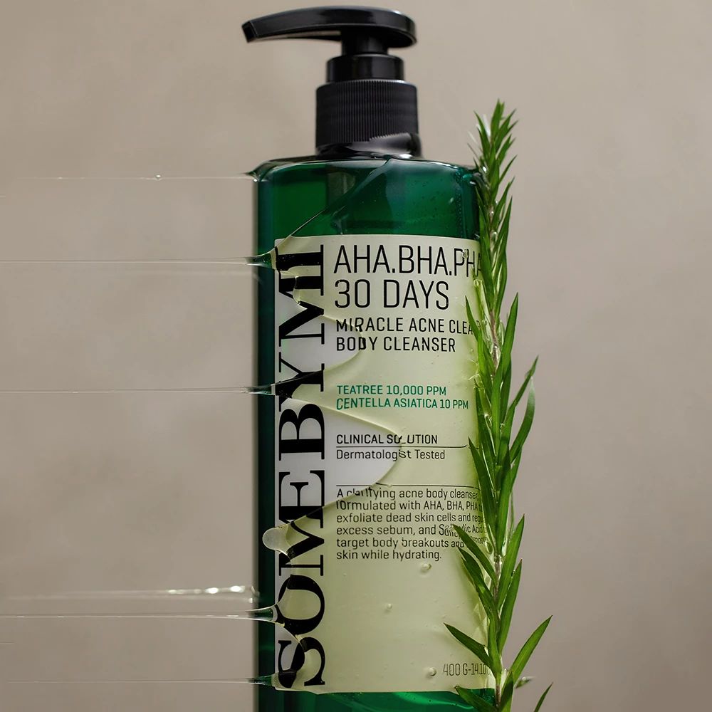Flacon vert avec pompe noire. Inscription : AHA.BHA.PHA 30 DAYS MIRACLE ACNE CLEAR BODY CLEANSER. Avec arbre à thé et Centella Asiatica.