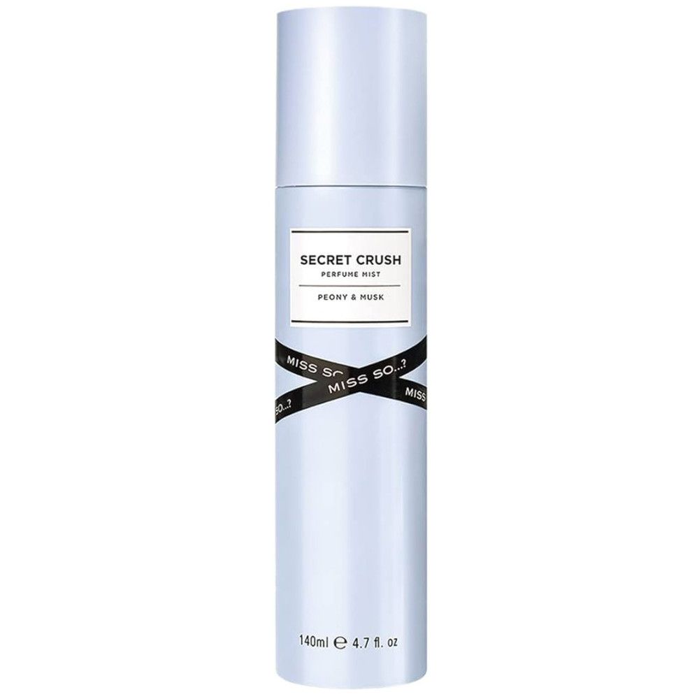 Lichtlila body mist met etiket: Secret Crush, Miss So. Zwart lint met logo. Onder: 140ml e 4.7 fl. oz.
