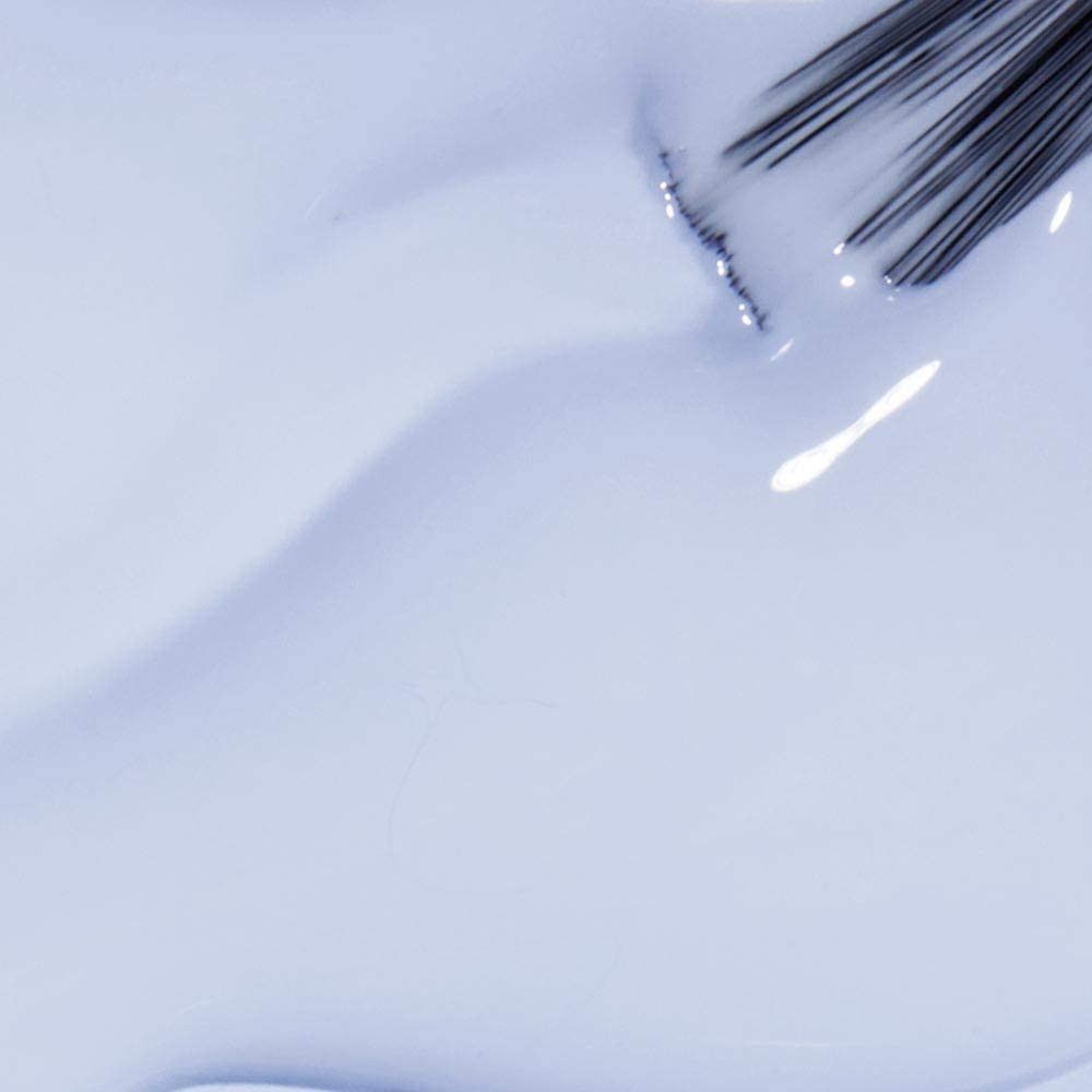 Vernis à ongles bleu clair avec pinceau. Le vernis est brillant et liquide. Le pinceau est noir.