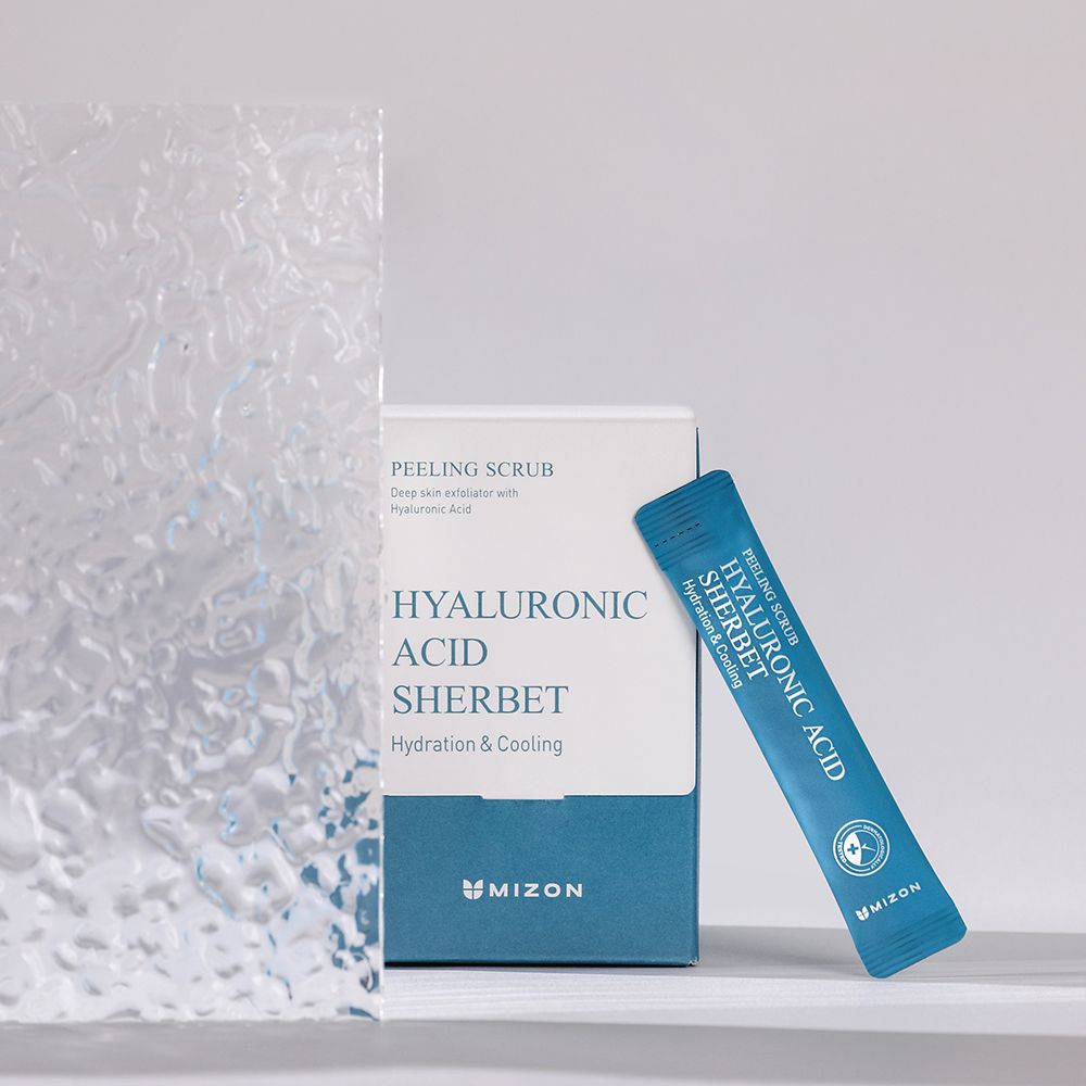 MIZON Hyaluronic Acid Sherbet Peeling Scrub, verpakking en individuele verpakking. Blauw en wit. Tekst: Hyaluronic Acid Sherbet. Achtergrond: glas.