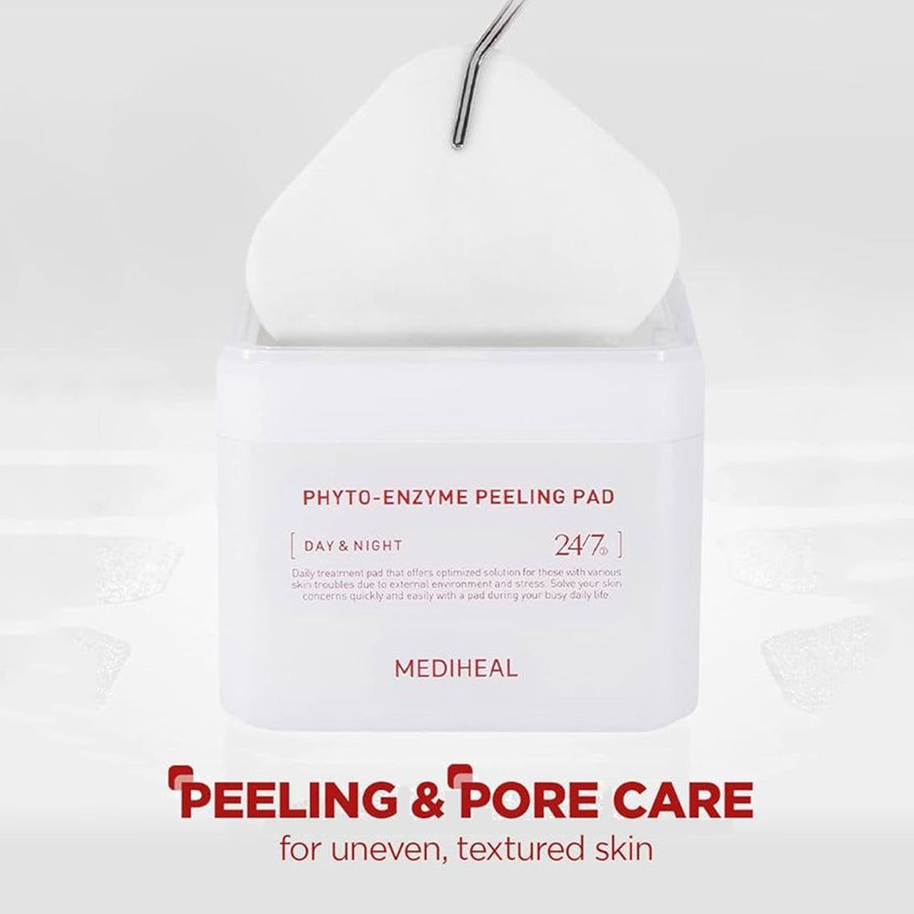 Boîte blanche "PHYTO-ENZYME PEELING PAD". Un pad est retiré avec une pince. Texte : "PEELING & PORE CARE".