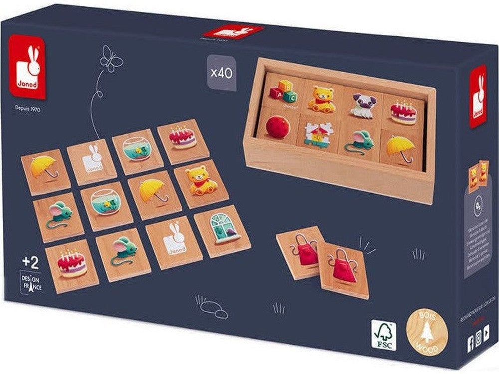 Verpakking van het memoryspel. Bevat kaarten met gekleurde afbeeldingen en een houten doos. Merk Janod, FSC-logo, tekst 'x40'.