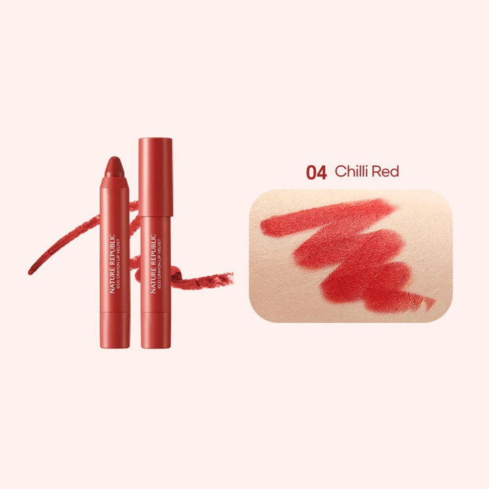 Twee rode lippenstiftstiften en een kleurstaal. Opschrift: NATURE REPUBLIC. Kleur: Chilli Red.