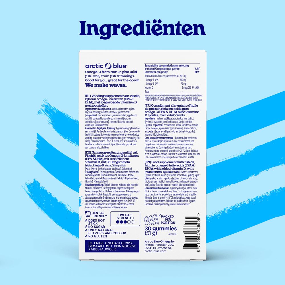 Handen halen Arctic Blue Omega-3 gummies uit blisterverpakking, ideaal voor onderweg.