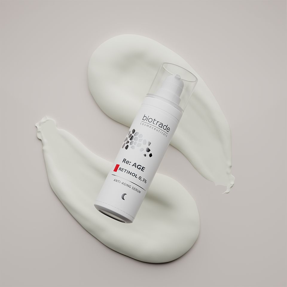 Biotrade Retinol 0,3% anti-aging serum op een romige ondergrond.