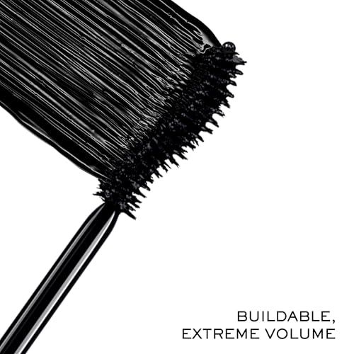 Gros plan de la brosse à mascara avec du mascara. Texte: Volume extrême, modulable.