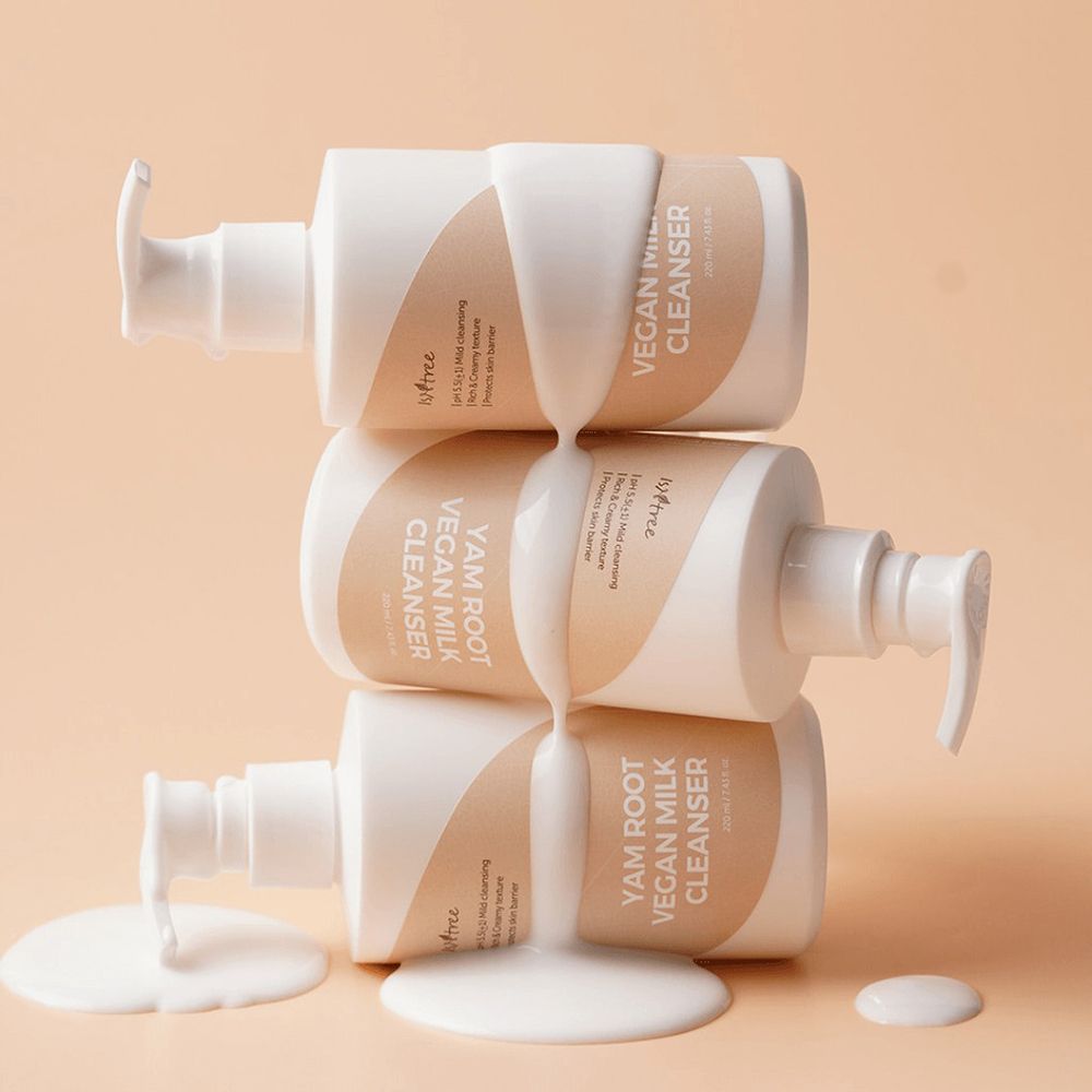 Drie flessen gestapeld. Productnaam en logo zichtbaar. Vloeistof komt uit de flessen.